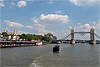 Panorama mit Tower und Tower Bridge sowie Militärboot zu Olympia