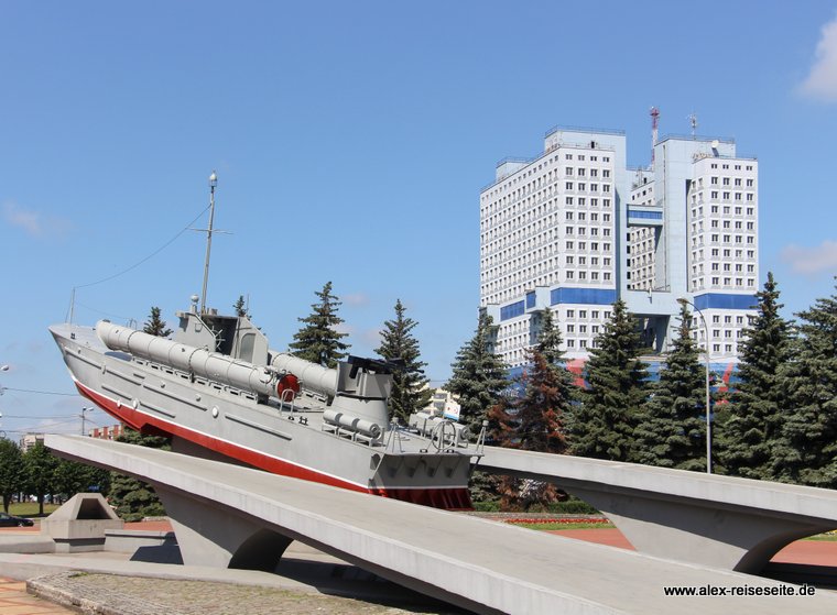 Kriegsmahnmal Torpedoboot in Kaliningrad, dahinter das Rätehaus