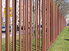 Gedenkstätte Bernauer Straße - Stahlstäbe symbolisieren den Mauerverlauf